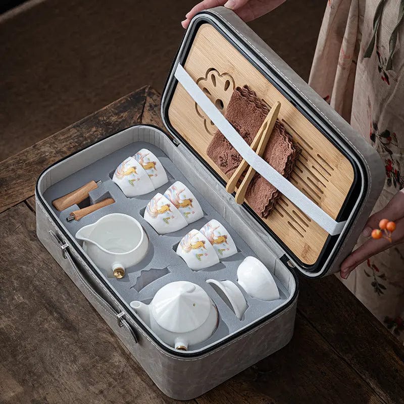 Chinees wit porseleinen theeservies met elegant vispatroon