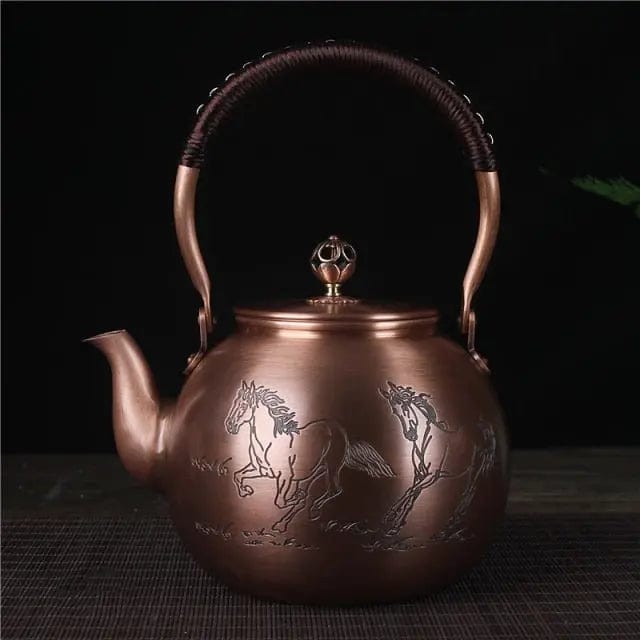Chinese ronde koperen theepot met paardenmotief 1,5L