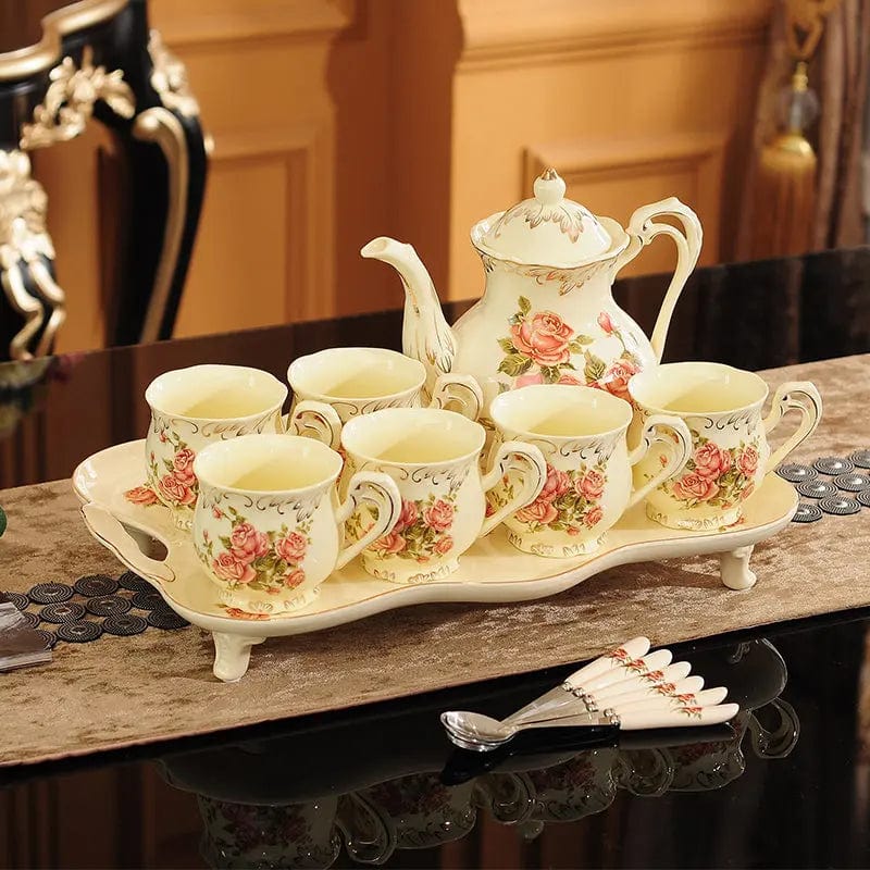 Engelse theeset met rozenmotieven in porselein