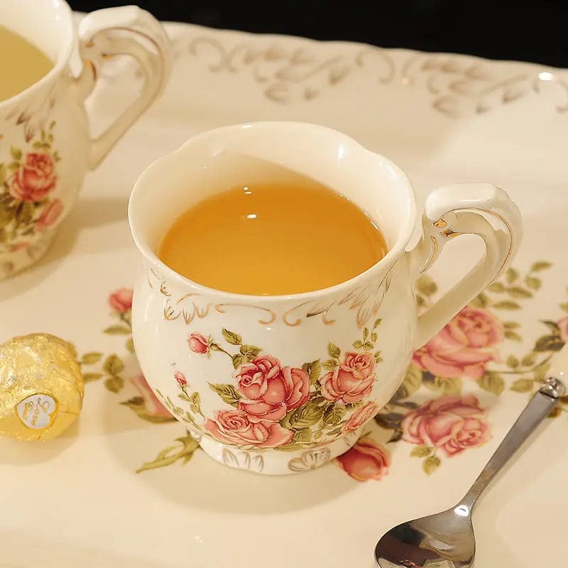 Engelse theeset met rozenmotieven in porselein