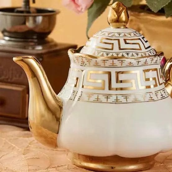 Engelse witte en gouden porseleinen theeset