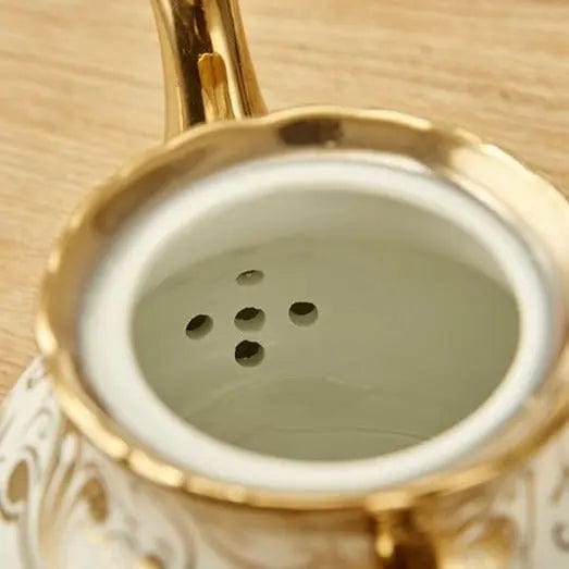 Engelse witte en gouden porseleinen theeset