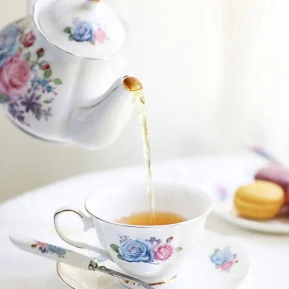 Engelse witte, roze en blauwe porseleinen theeset