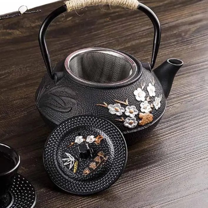 Japanse gietijzeren theepot met witte bloemen, 800 ml