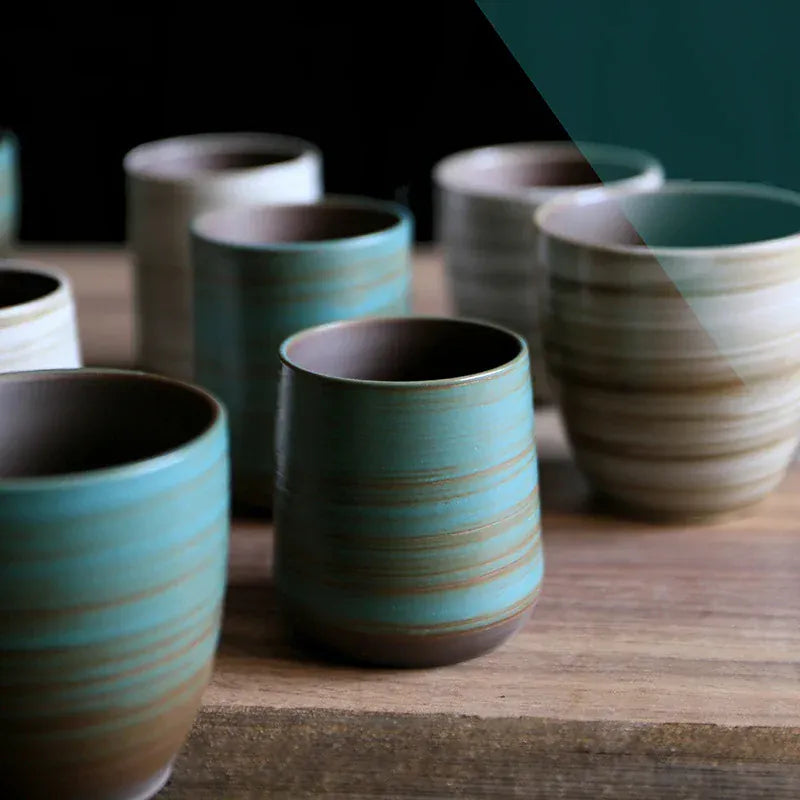 Keramisch theekopje in raku-stijl met craqueléglazuur