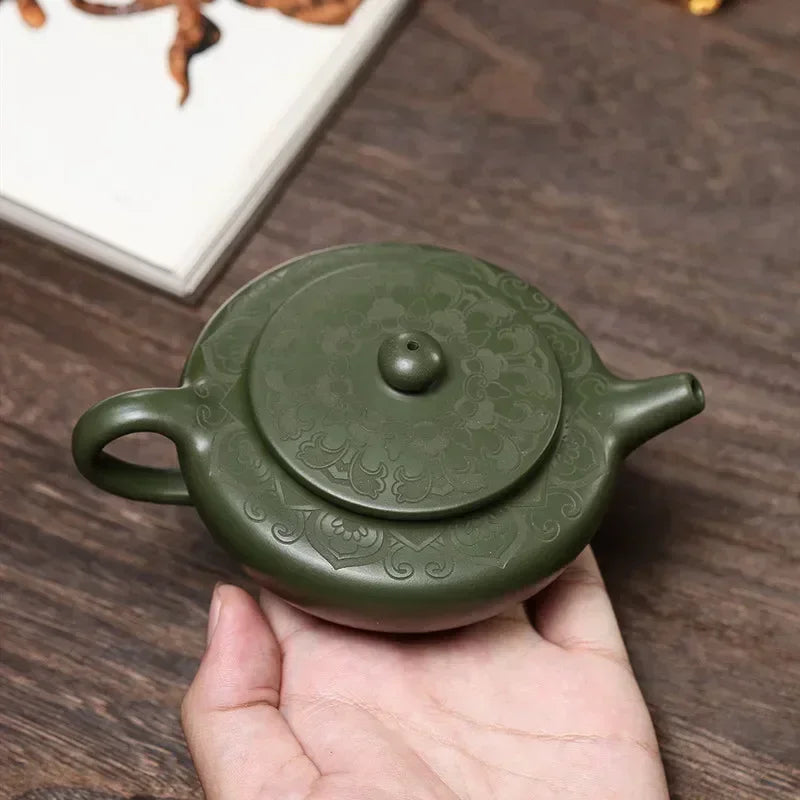 Groene Yixing-stijl kleitheepot 170 ml met gegraveerd motief – afbeelding 3
