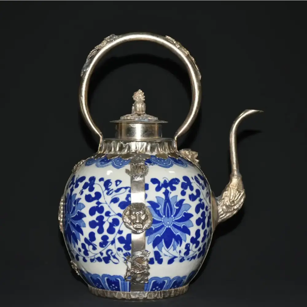 Blauwe porseleinen theepot met natuurmotief