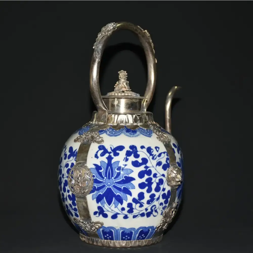 Blauwe porseleinen theepot met natuurmotief