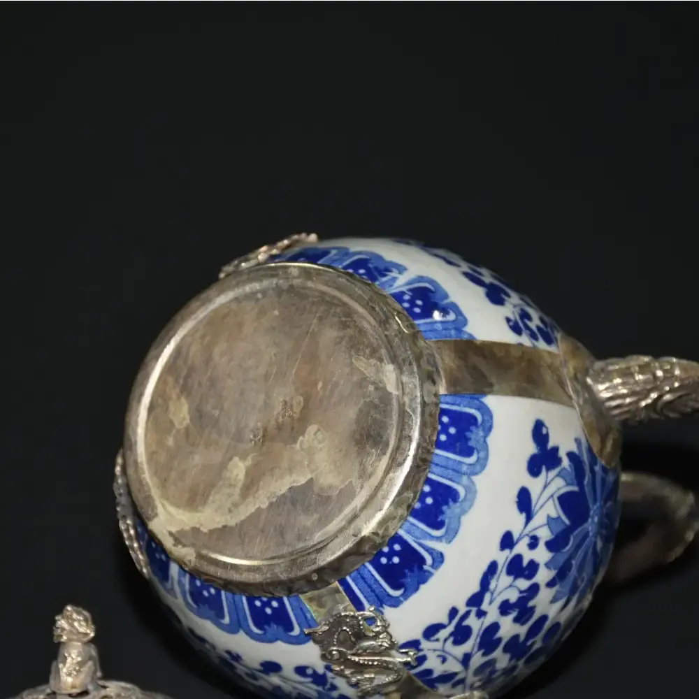 Blauwe porseleinen theepot met natuurmotief