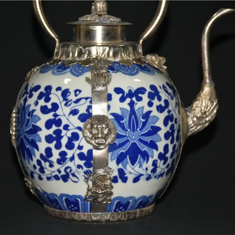 Blauwe porseleinen theepot met natuurmotief