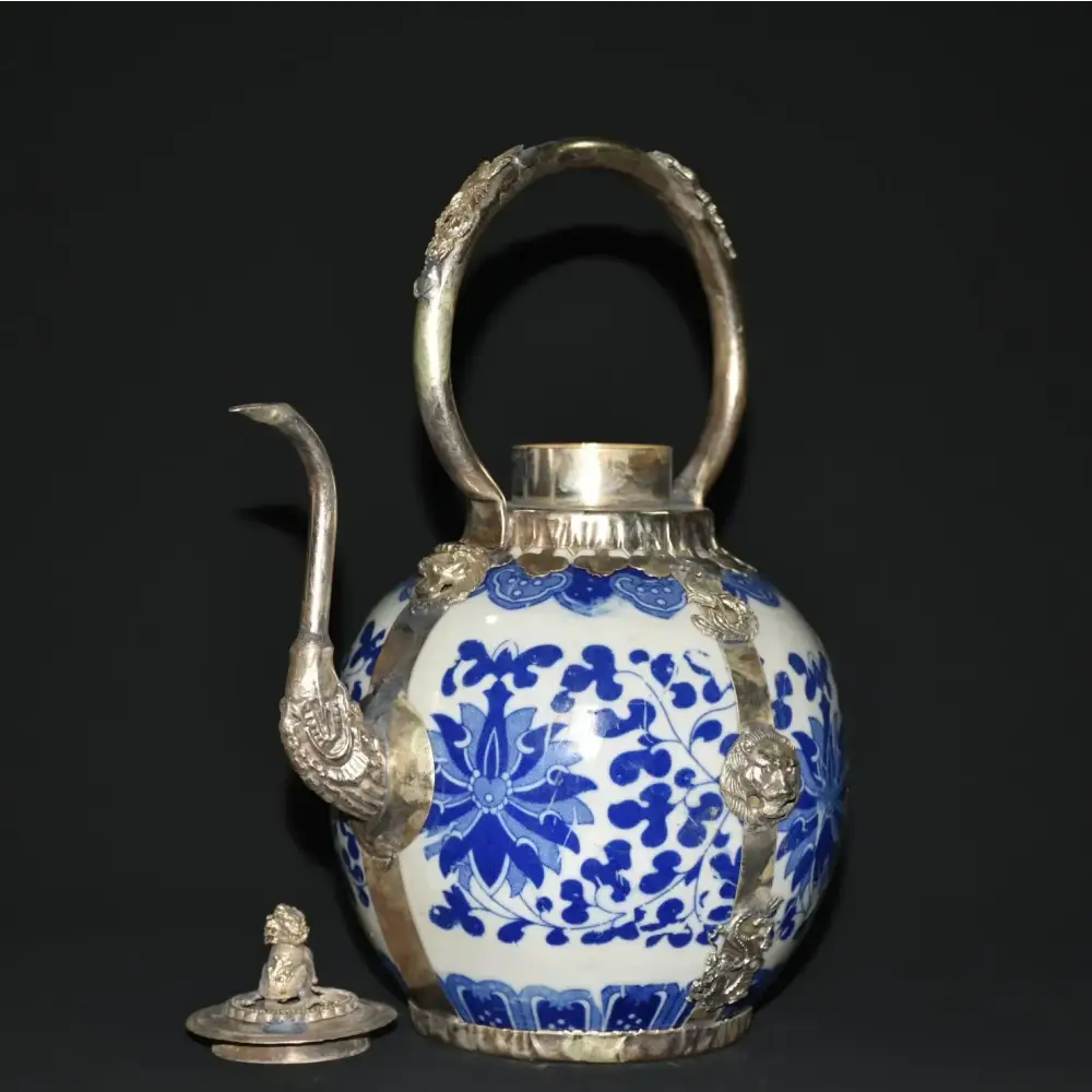 Blauwe porseleinen theepot met natuurmotief