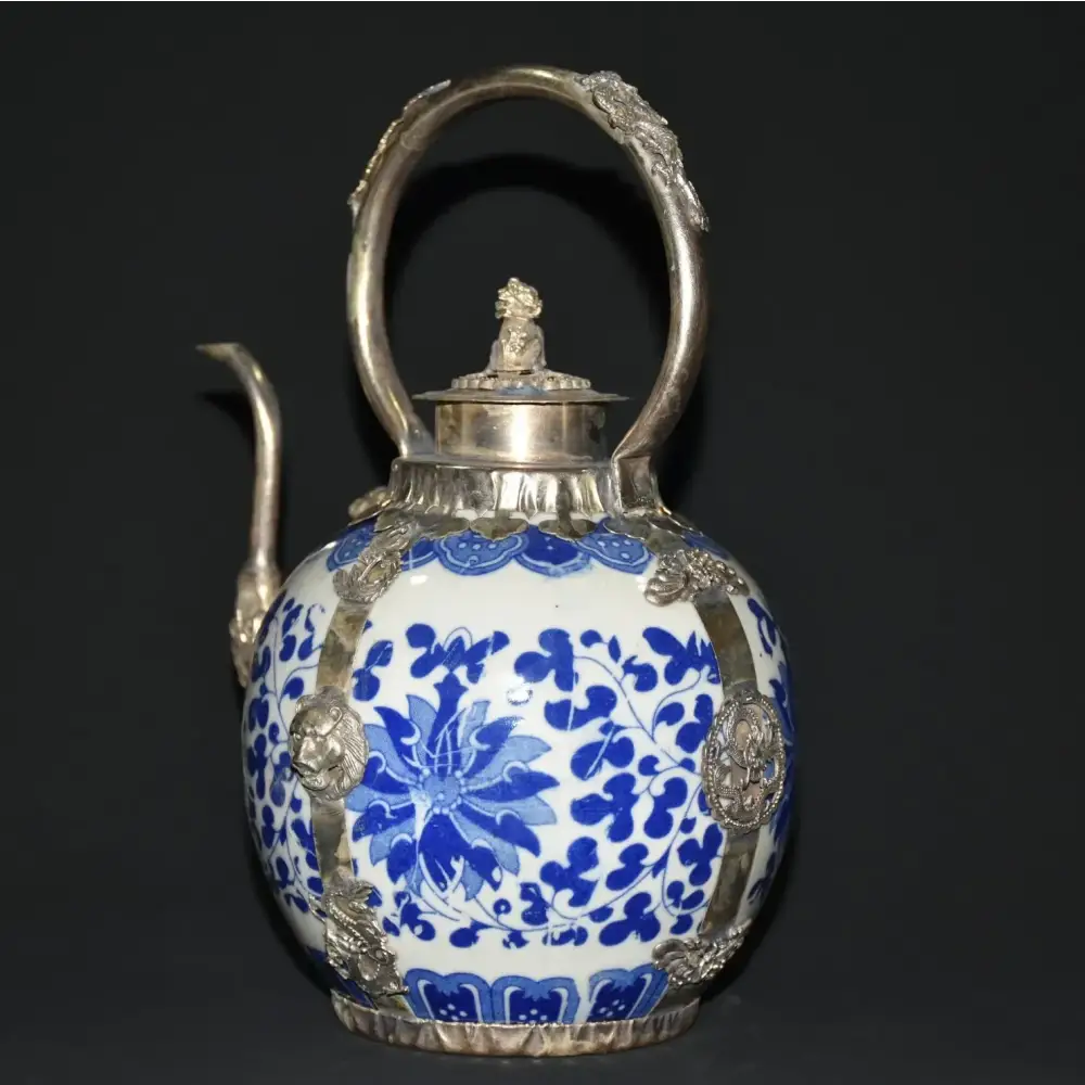 Blauwe porseleinen theepot met natuurmotief