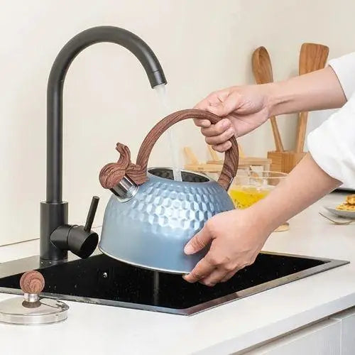 Blauwe RVS fluitketel 2,5 liter met houten handgreep