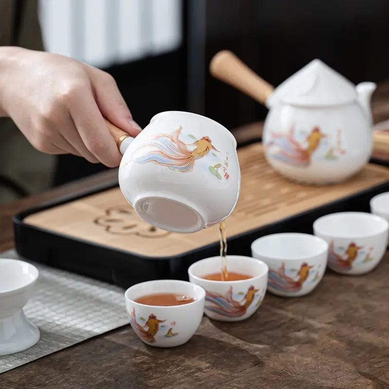 Chinees wit porseleinen theeservies met elegant vispatroon