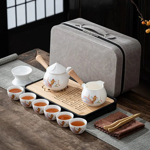 Chinees wit porseleinen theeservies met elegant vispatroon
