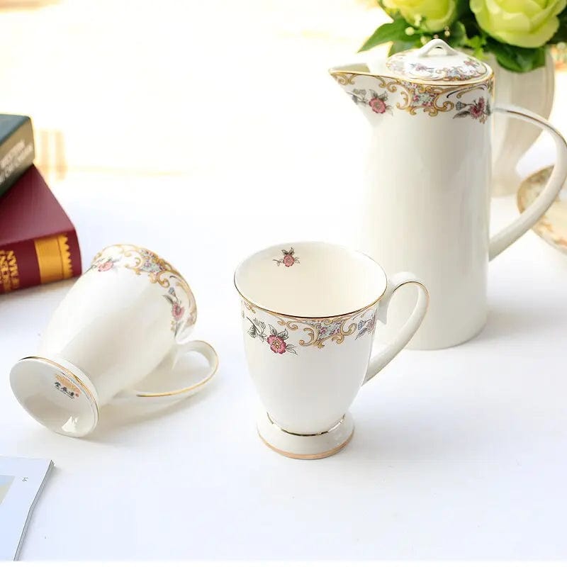 Elegante witte Engelse porseleinen theeset