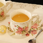 Engelse theeset met rozenmotieven in porselein