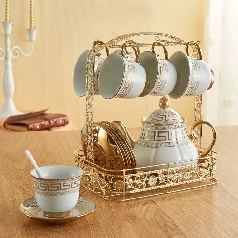Engelse witte en gouden porseleinen theeset