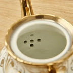 Engelse witte en gouden porseleinen theeset