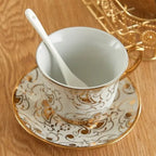 Engelse witte en gouden porseleinen theeset