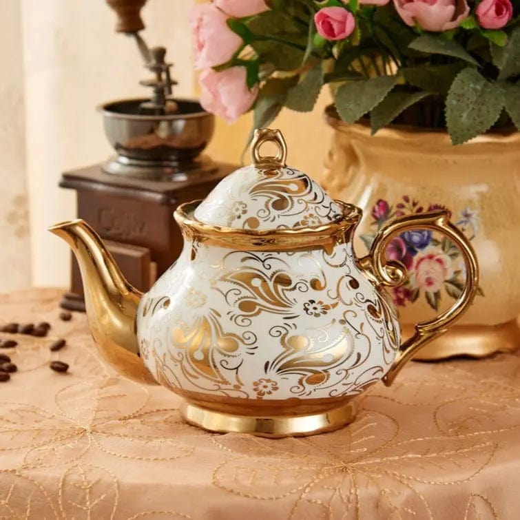 Engelse witte en gouden porseleinen theeset