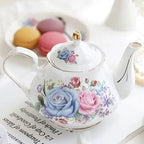 Engelse witte, roze en blauwe porseleinen theeset