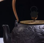Gietijzeren theepot 1,2 liter met pioenreliëf