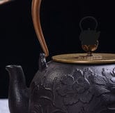 Gietijzeren theepot 1,2 liter met pioenreliëf