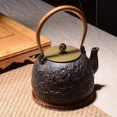 Gietijzeren theepot 1,2 liter met pioenreliëf