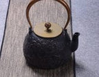 Gietijzeren theepot 1,2 liter met pioenreliëf