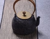 Gietijzeren theepot 1,2 liter met pioenreliëf