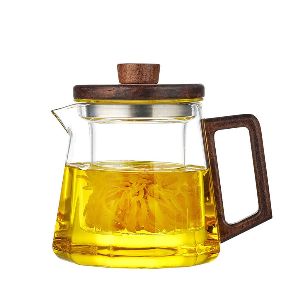 Glazen theepot met uitneembare infuser en walnoothouten handgreep op witte achtergrond