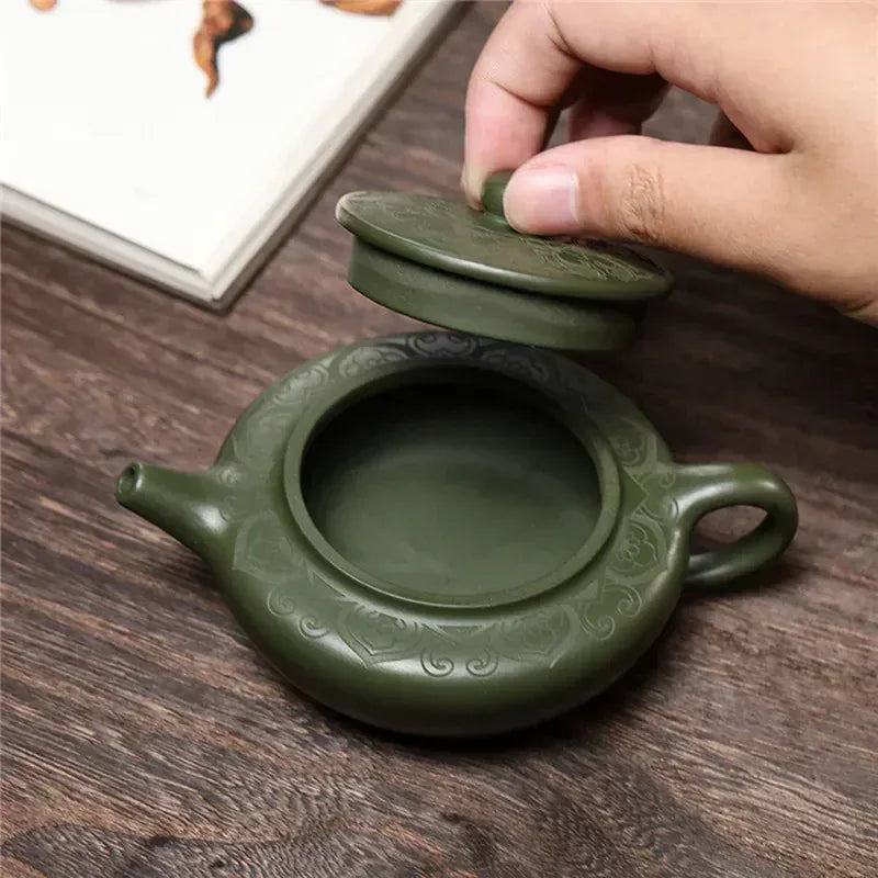 Groene Yixing-stijl kleitheepot 170 ml met gegraveerd motief