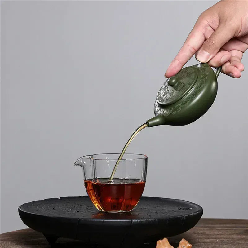 Groene Yixing-stijl kleitheepot 170 ml met gegraveerd motief