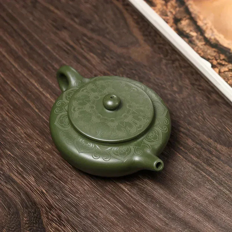 Groene Yixing-stijl kleitheepot 170 ml met gegraveerd motief