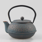 Japanse gietijzeren theepot met reliëfbloemenpatroon 600 ml