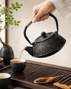Japanse platte gietijzeren theepot 900 ml zwart met geometrisch motief