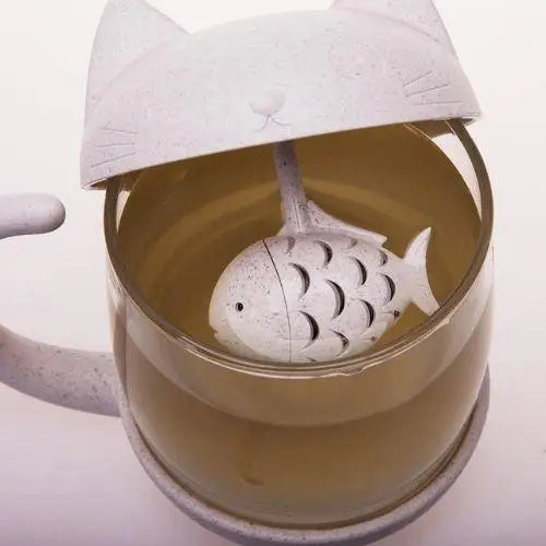 Kat theemok met vis-infuser