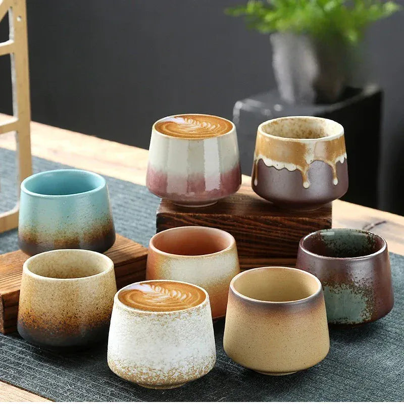 Keramisch theekopje in raku-stijl met craqueléglazuur