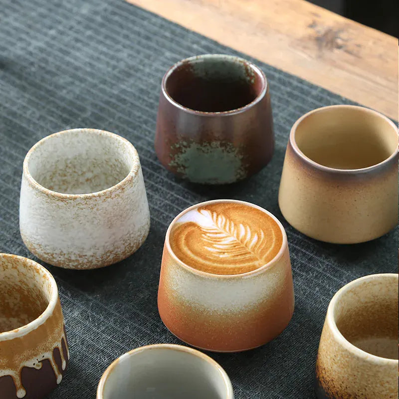 Keramisch theekopje in raku-stijl met craqueléglazuur