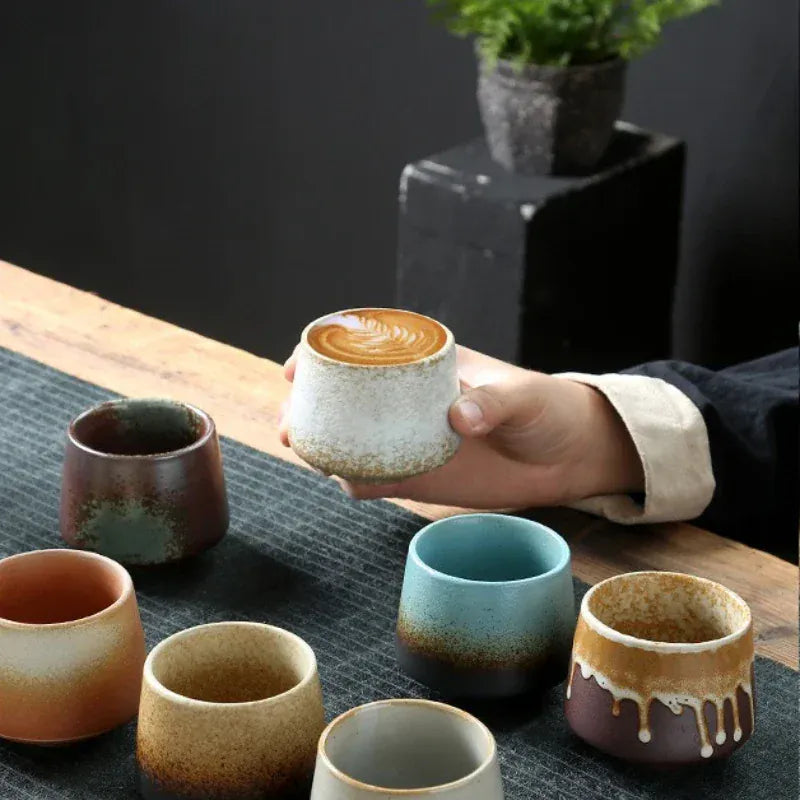 Keramisch theekopje in raku-stijl met craqueléglazuur