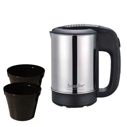 Miniwaterkoker 500 ml met twee zwarte kopjes
