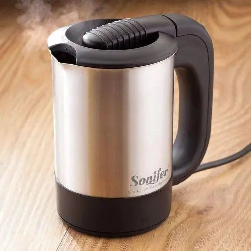Miniwaterkoker 500 ml met twee zwarte kopjes