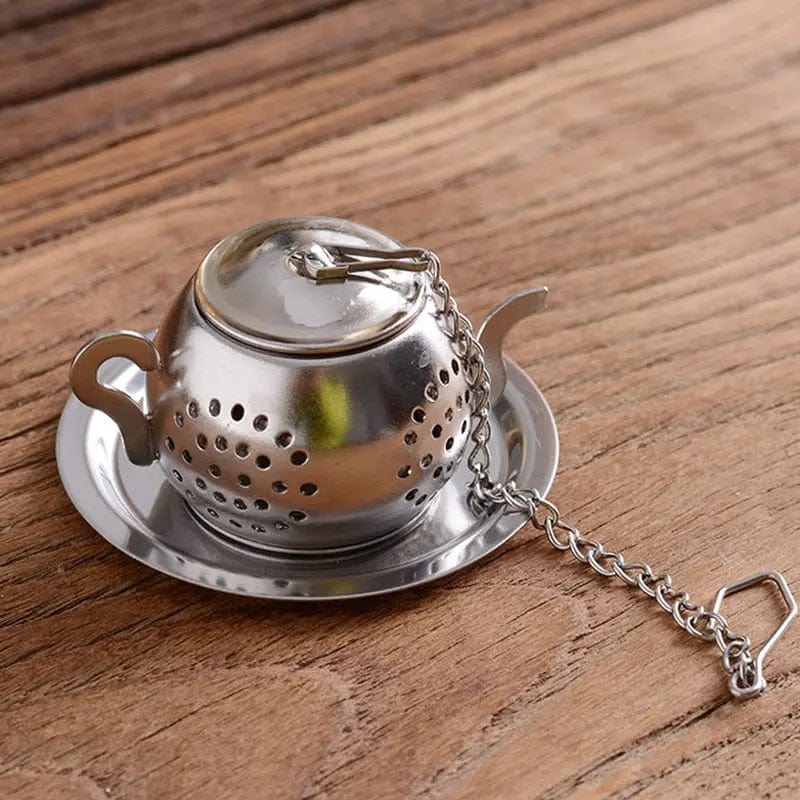 Thee-ei in de vorm van een stalen theepot