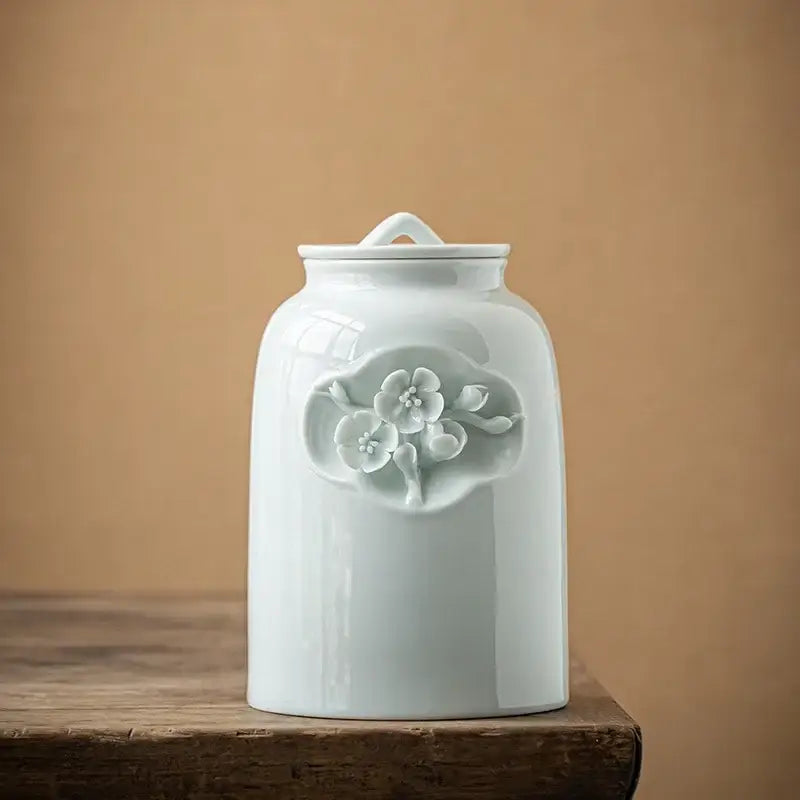 Witte keramische theedoos in antieke stijl