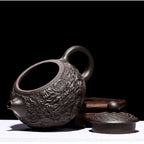 Yixing theepot 300 ml van zwarte klei met drakenreliëf