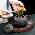 Yixing theepot 300 ml van zwarte klei met drakenreliëf