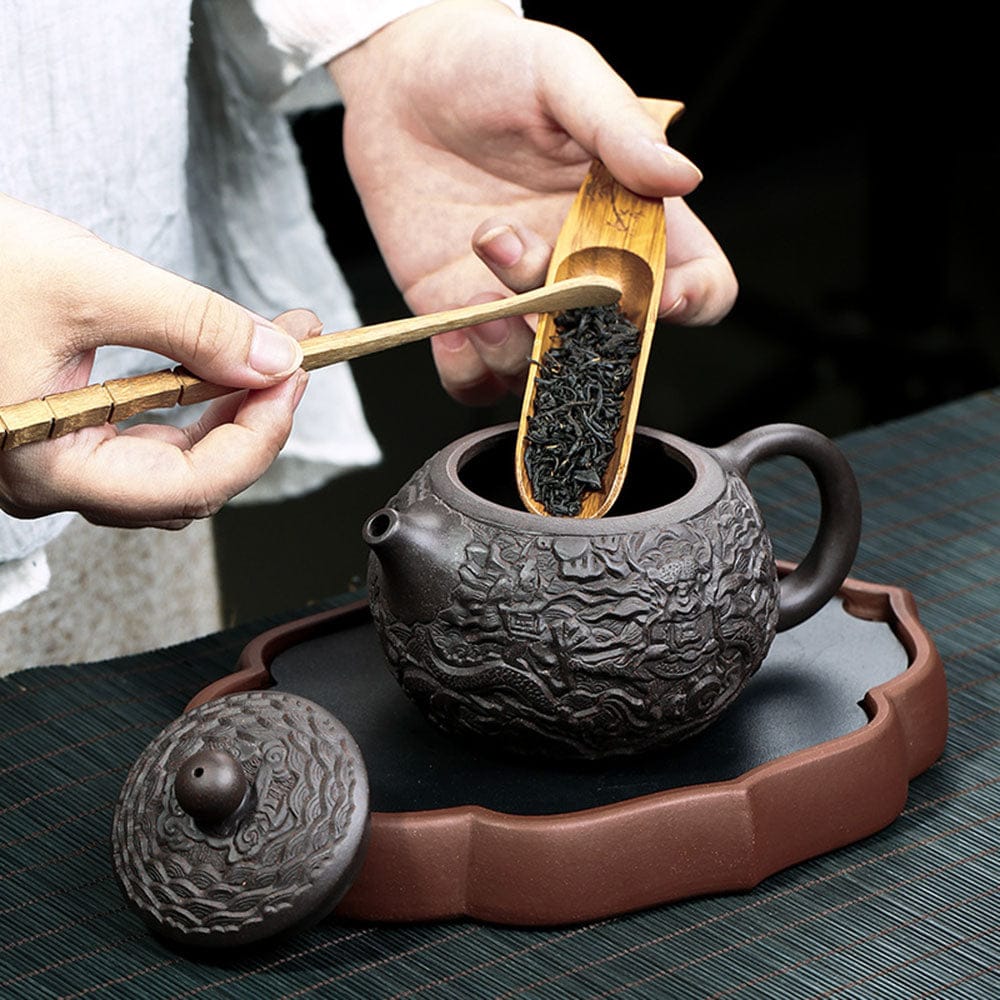Yixing theepot 300 ml van zwarte klei met drakenreliëf