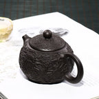 Yixing theepot 300 ml van zwarte klei met drakenreliëf