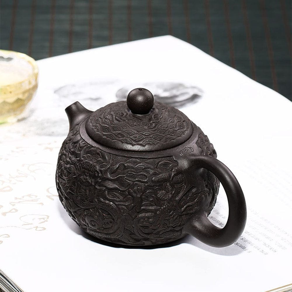 Yixing theepot 300 ml van zwarte klei met drakenreliëf